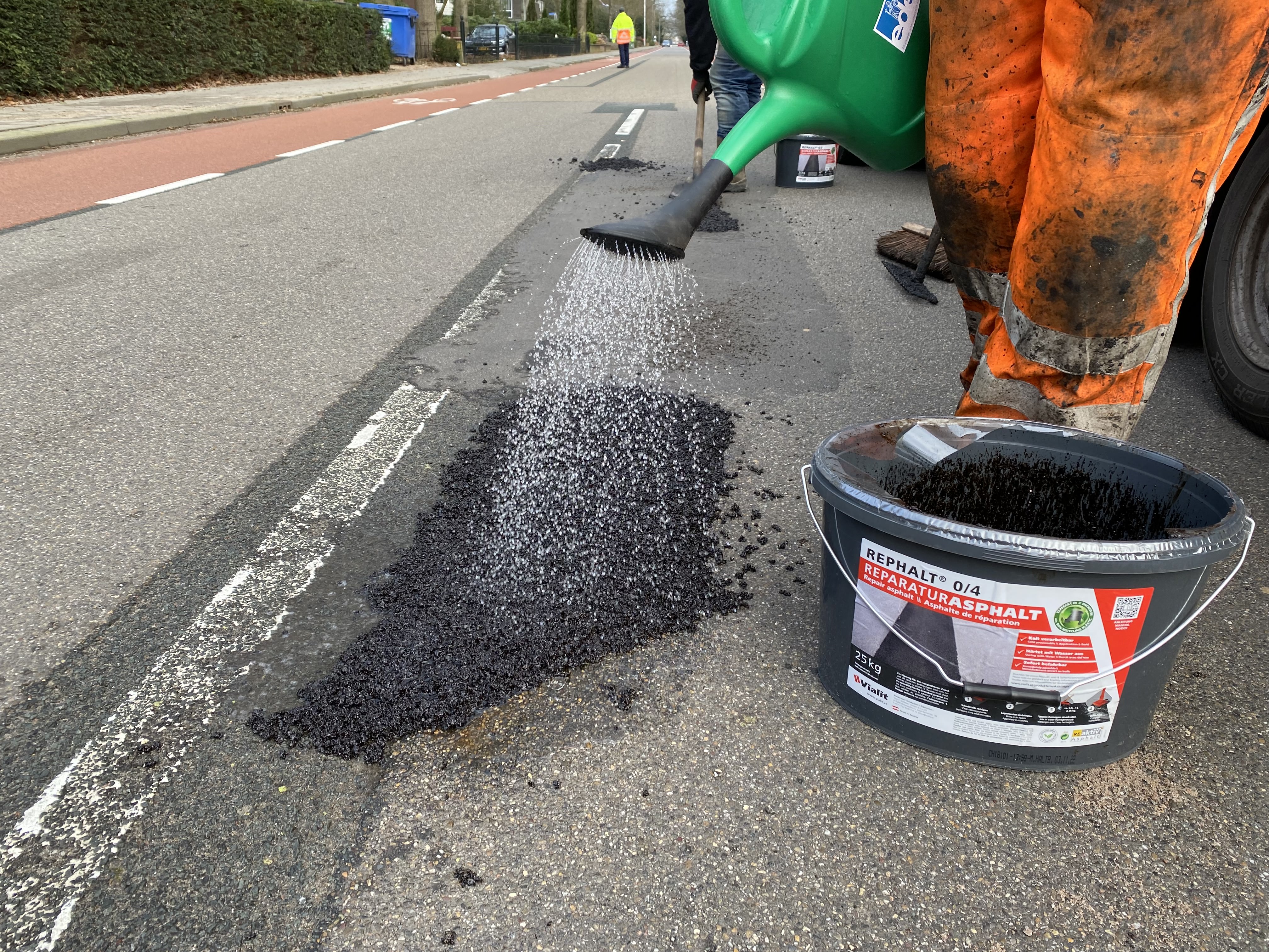 Aanbrengen van Biobased REPHALT koud asfalt op natte ondergrond